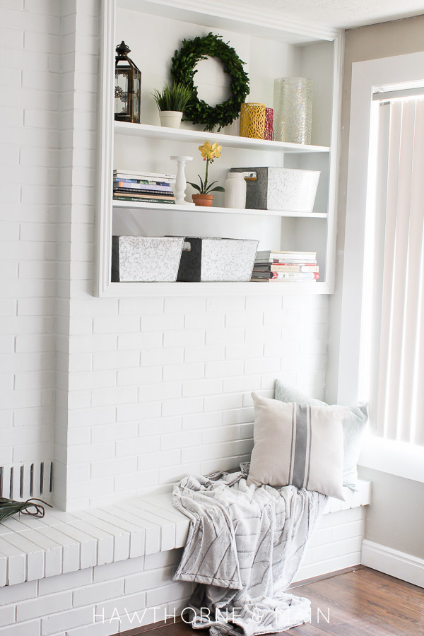 I love this white updated bookshelf. Such a fresh clean look! 