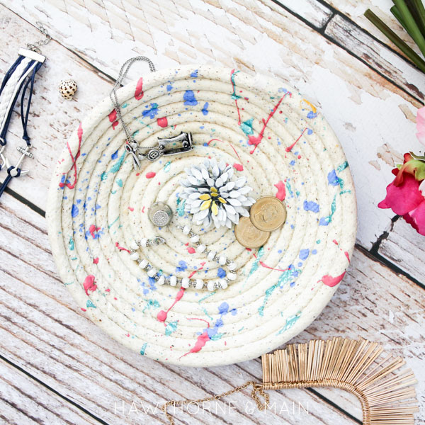 This diy colorful rope bowl is super easy to make plus you can customize the color too! What an easy afternoon project! Totally doing this! 