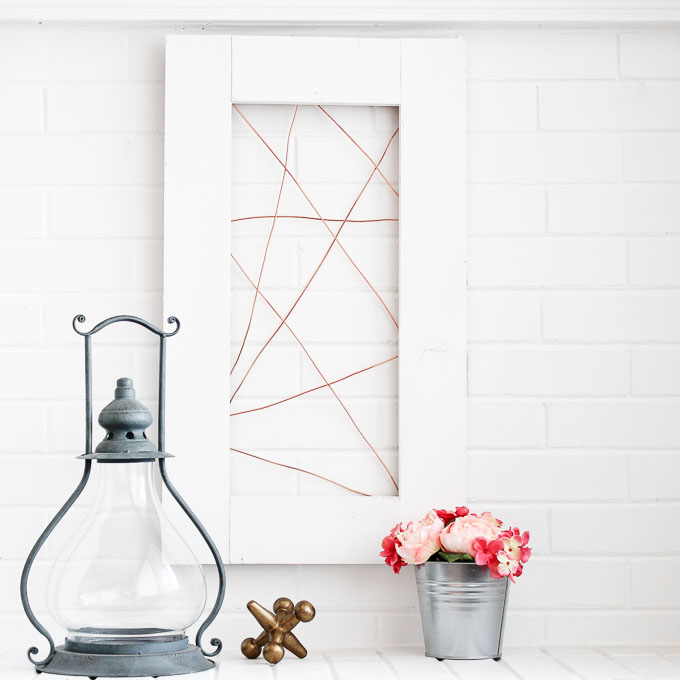 Copper wire is so fun and easy to work with. This diy copper wire photo display is so fun! I love the contrast between the copper wire and the white frame! 