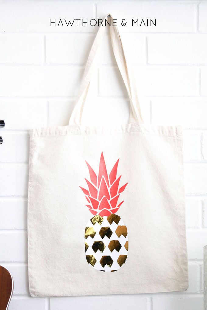 What an easy fun pineapple bag idea! This looks amazing!! You could totally  customize it by using any color! 