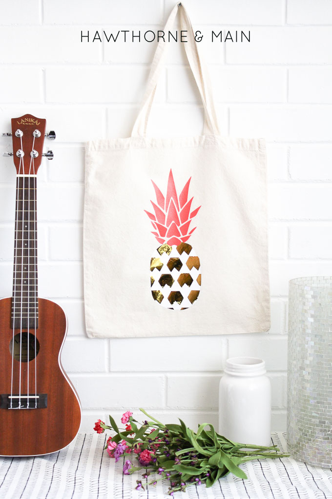 What an easy fun pineapple bag idea! This looks amazing!! You could totally  customize it by using any color! 