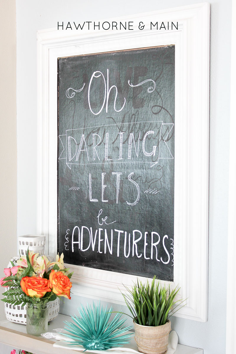 Isn't this little bookshelf so perfect! I still love chalkboard signs and that quote is just awesome! Totally saving this for later! 