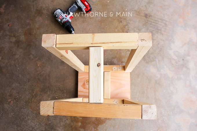 This simple DIY wood side table is perfect for someone who wants to get their toes wet building. It is a beginner build that anyone can do. Trust me, I am no builder!