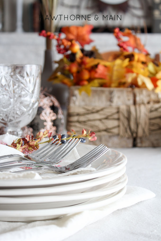 Fall is in the air, or will be soon! Here is a woodsy fall centerpiece piece that is the perfect mix of rustic with a tradition fall feel.  I love the aspen box!