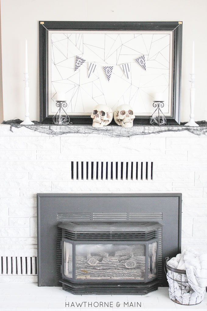 Are you looking or a little modern twist for your Halloween decor this year? Check out this FREE Halloween Boo Banner!  Click to print out your free copy! 