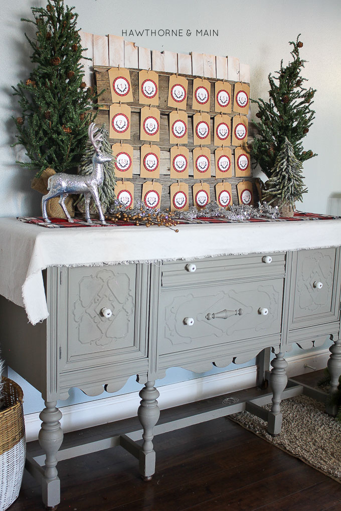 DIY holiday advent calendar. The perfect tradition for families to count down the days until Christmas. This advent calendar comes with a fun twist. #HolidayRandomActs