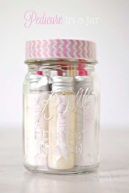 These mason jar gift ideas are awesome.  I really need to make some of these for neighbors and friends this year.  They look really easy to put together! 