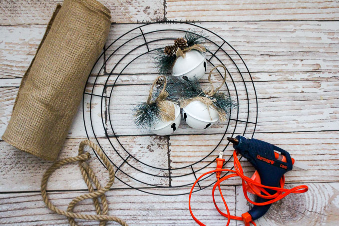 Love this burlap jungle bells wreath! So easy and fun. Pinning! 