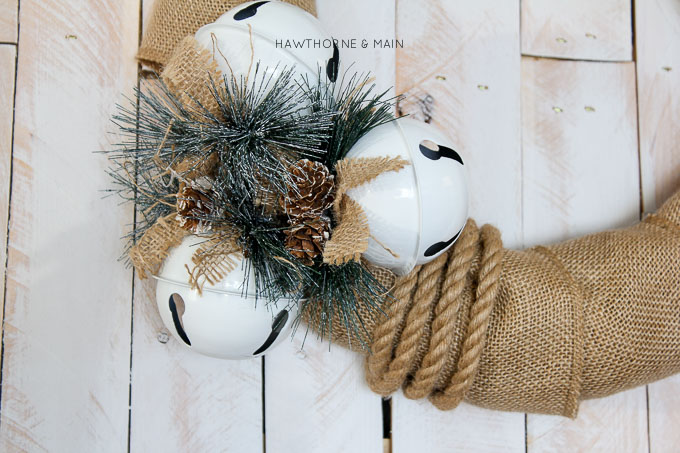 Love this burlap jungle bells wreath! So easy and fun. Pinning! 