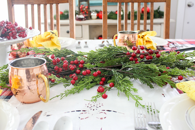 Christmas home tour 2015! Love all the beautiful decor ideas. Totally pinning for future reference.