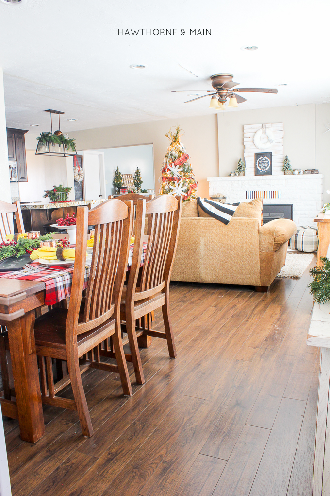 Christmas home tour 2015! Love all the beautiful decor ideas. Totally pinning for future reference.