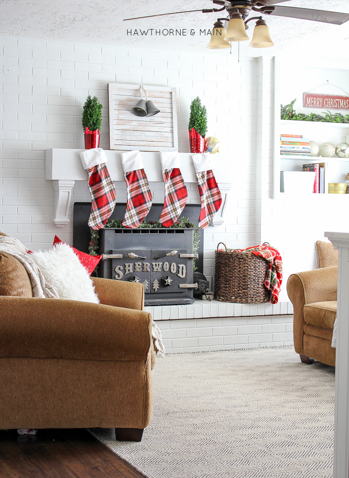 Christmas home tour 2015! Love all the beautiful decor ideas. Totally pinning for future reference.