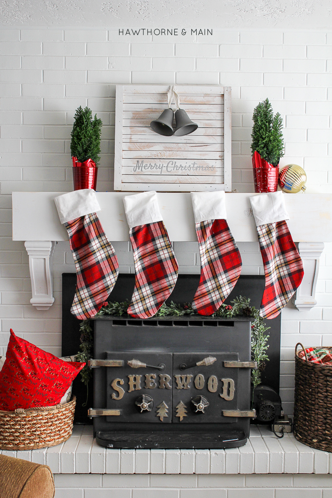 Christmas home tour 2015! Love all the beautiful decor ideas. Totally pinning for future reference.