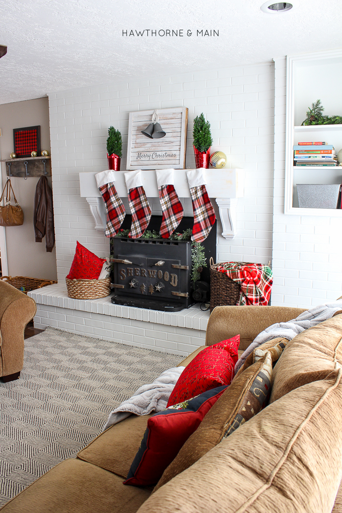 Christmas home tour 2015! Love all the beautiful decor ideas. Totally pinning for future reference.