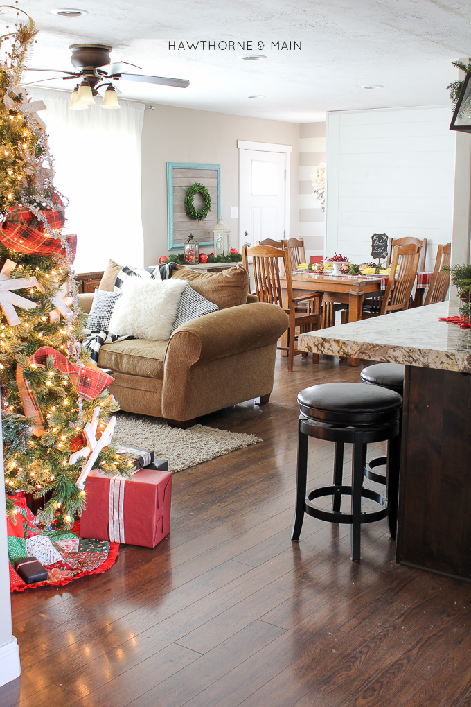 Christmas home tour 2015! Love all the beautiful decor ideas. Totally pinning for future reference.