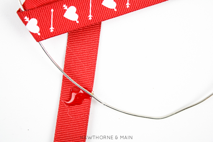 Lovely modern Valentines Day decor. This looks super easy and cute. #modern 