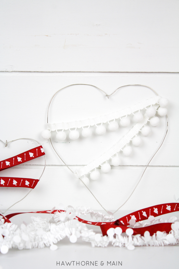 Lovely modern Valentines Day decor. This looks super easy and cute. #modern 