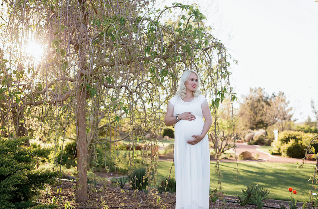 Maternity picture ideas. I love the white dress with the pop of red from her lips. So pretty! 