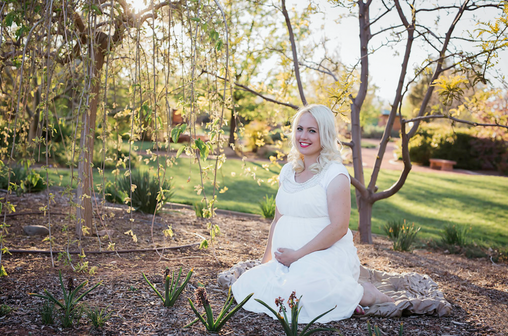 Maternity picture ideas. I love the white dress with the pop of red from her lips. So pretty! 