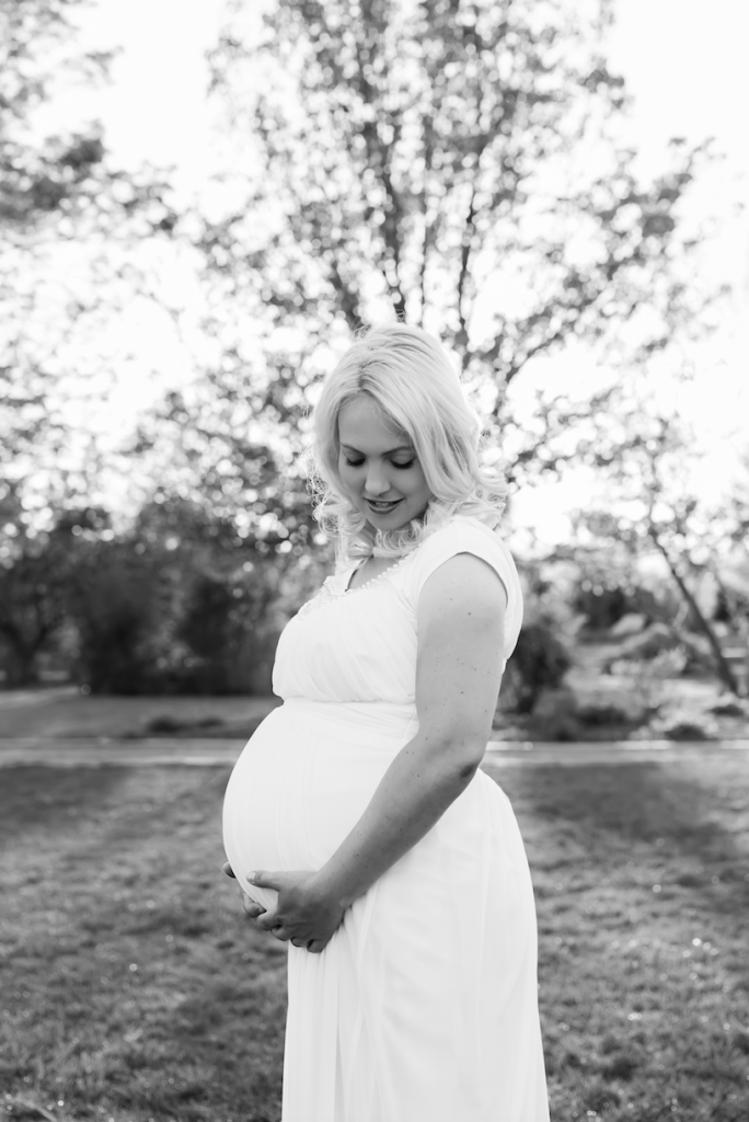 Maternity picture ideas. I love the white dress with the pop of red from her lips. So pretty! 