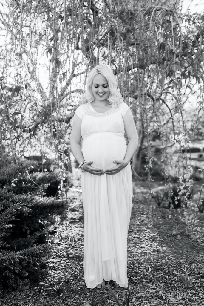 Maternity picture ideas. I love the white dress with the pop of red from her lips. So pretty! 