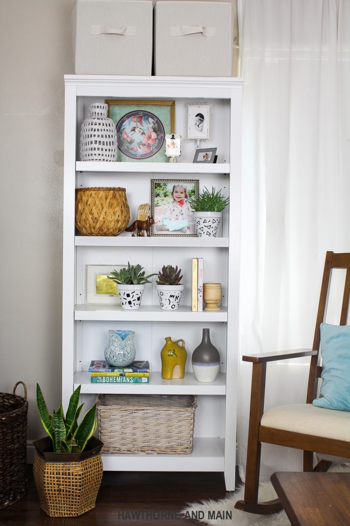 I love this simple and fun bookshelf styling. The bits of color and texture really make it pop. Pinning for later reference! 