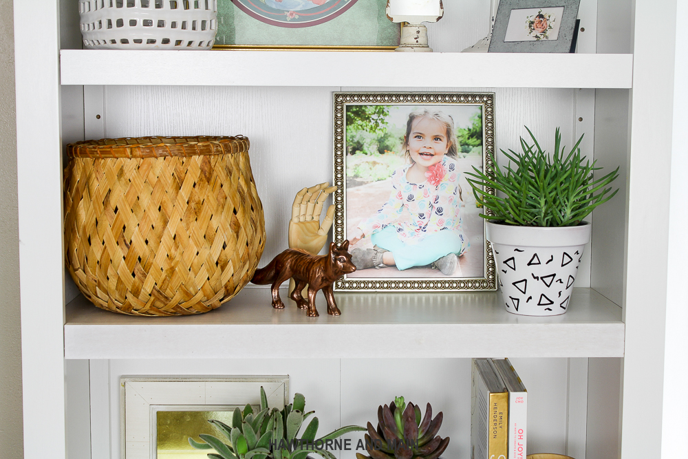 I love this simple and fun bookshelf styling. The bits of color and texture really make it pop. Pinning for later reference! 