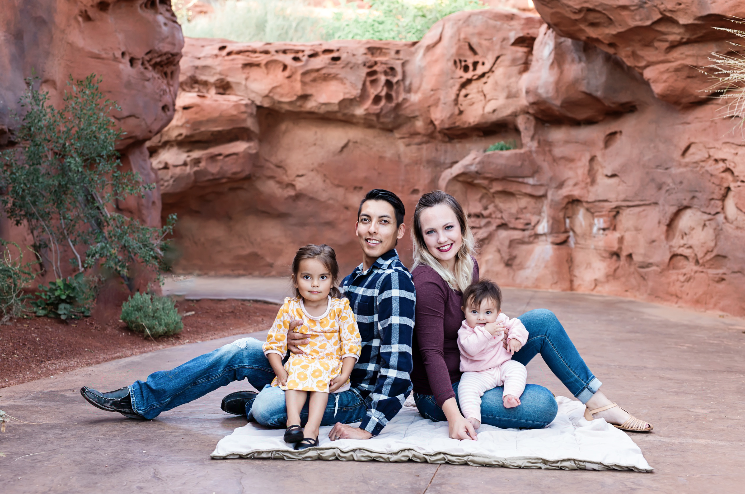 family-sitting-in-the-red-rocks