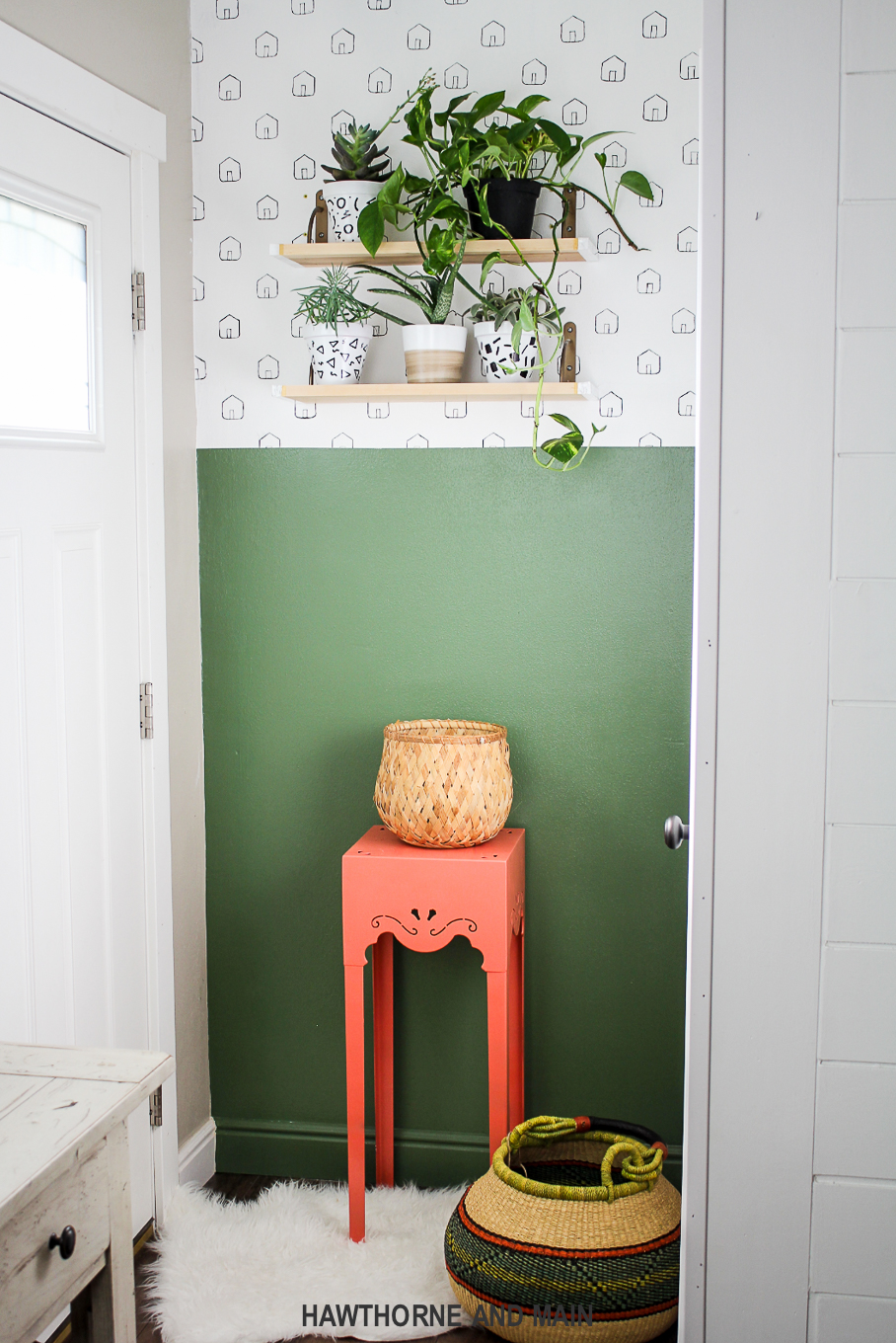 Loving this DIY shelf tutorial and and how to hang a shelf. It really isn't that hard to do, the video is so easy to follow. I can totally make this! Totally pinning for later.